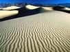 En Afrique, dans le désert du Kalahari, des chercheurs affirment que par suite des grands changements climatiques attendus, les dunes qui sont restées immobiles pendant des milliers d'années, vont se mettre à avancer, ce qui aura un impact important sur les écosystèmes et affectera des milliers de personnes en Afrique.