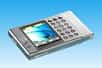 Le fabricant NEC a dévoilé aujourd'hui un téléphone mobile qui affiche des mensurations très proches de celles d'une carte de crédit. Le N900 possède une épaisseur de 0.7 cm et mesure 8.5 x 5.4 cm, pour un poids de 70 grammes.