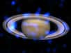 Les images de Chandra révèlent que les anneaux de Saturne scintillent en rayons X (les points bleus dans cette composition à partir d'images en rayons X et optique). La source probable de ce rayonnement est la fluorescence provoquée par les rayons X solaires heurtant des atomes d'oxygène dans les molécules d'eau que comportent la plupart des anneaux glacés.