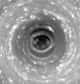 Un gigantesque cyclone dont le diamètre atteint 8000 km, soit les deux tiers du globe terrestre, est actuellement observé à la surface de Saturne. Mais sa taille n'en constitue pas la seule singularité, car il se situe exactement au pôle sud de la planète, n'appartient à aucune catégorie des objets recensés à ce jour et est très différent des tempêtes terrestres, selon les scientifiques.