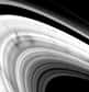 Les anneaux de Saturne sont-ils des vestiges de la formation de la planète et de ses lunes, ou bien la conséquence de la désintégration d'un corps céleste ? Les images de Saturne fournies par la sonde Cassini, révélant indirectement la présence de nouvelles petites lunes résidant dans ses anneaux, au diamètre d'une centaine de mètres, permettent aux astronomes de se prononcer en faveur de la seconde alternative…