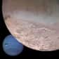 Triton est une lune de Neptune 40% plus grande que Pluton, qui décrit une orbite circulaire rétrograde autour de sa planète. Triton a longtemps intrigué les astronomes : si la présence de ce type de satellite irrégulier autour de géantes gazeuses n'est pas rare, Triton est un corps si massif que, jusqu'à aujourd'hui, aucune explication de sa capture n'était réellement satisfaisante.
