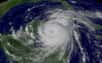 Le cyclone Wilma, continue sa course folle, semant des dégâts importants sur son passage. Après les Caraïbes, il est désormais sur la péninsule du Yucatan, avec des vents forts à plus de 240 klm/h et des pluies diluviennes.