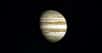 Vue de loin, l’atmosphère de Jupiter semble calme. Mais il n’en est rien. Elle est en réalité balayée par des tempêtes et secouées par des orages. Et les données de la sonde Juno (Nasa) révèlent que des éclairs peuvent même y voir le jour dans des régions peu profondes.