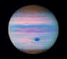 Le télescope spatial Hubble a posé son regard ultraviolet sur Jupiter. Ce n’est pas la première fois. Mais le résultat est toujours surprenant et magnifique.
