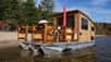 Le Koroc est un bateau-maison de 8 mètres de long qui propose tous les équipements fonctionnels pour s’offrir un séjour sur l’eau en totale autonomie.