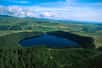Célèbre lac d’Auvergne, le lac Pavin occupe ce que l'on appelle le cratère de maar d’un volcan dont la dernière éruption remonte à 6.700 ans environ. Mais certains chercheurs affirment qu'il a peut-être été le siège d’une activité volcanique il y a seulement 700 à 800 ans, ce qui en ferait un volcan actif. Et sa ressemblance avec le lac Nyos, de sinistre mémoire pour avoir causé près de deux mille morts, a conduit à l'étudier de plus près.