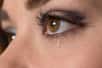 À regarder des larmes qui coulent sur une joue, difficile de dire s’il s’agit de larmes de joie, de larmes de tristesse ou encore de larmes provoquées par le fait de couper un oignon, tant elles sont similaires d'aspect. Pourtant, lorsque l’on y regarde d’un peu plus près, on s’aperçoit que leur composition est bel et bien différente.
