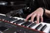 Le Georgia Tech (États-Unis) a créé une prothèse de main très finement articulée au niveau des doigts en se servant d'ultrasons pour détecter les mouvements des muscles. Grâce à cette technologie, un musicien amputé a pu rejouer du piano pour la première fois depuis la perte de sa main droite suite à un accident.