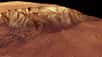 Plongeant 9.000 mètres sous le niveau du sol environnant, Melas Chasma est sans doute le canyon le plus profond sur la planète Mars. Une dépression qui garde les traces d'un passé humide.