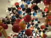 Une représentation d’une molécule complexe d’ADN. Les billes blanches figurent les atomes d’hydrogène, les noires, les atomes de carbone, les rouges, les atomes d’oxygène, les bleues, les atomes d’azote et les jaunes, les atomes de phosphore. © allispossible.org.uk, Flickr, CC by 2.0