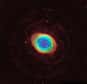 La nébuleuse de la Lyre est l’une des plus célèbres nébuleuses planétaires observables par les astronomes amateurs. Découverte en 1779, elle vient d’être scrutée comme jamais par le télescope Hubble à l’aide de sa Wide Field Camera 3, ainsi que par les instruments du Large Binocular Telescope. Les images obtenues révèlent une structure plus riche que prévue.