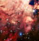 Le très grand télescope de l’ESO, le VLT, vient de réaliser une des images les plus détaillées jamais prises depuis le sol de la nébuleuse Oméga. Elle montre les parties centrales poussiéreuses à la teinte rose de cette nurserie stellaire bien connue et dévoile de splendides détails de ce paysage cosmique composé de nuages de gaz, de poussière et de nouvelles étoiles.