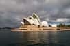 L'opéra de Sydney est devenu le symbole de la ville australienne et l'un des monuments les plus emblématiques du pays. Son emplacement et son architecture unique en font un édifice connu dans le monde entier.
