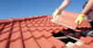 Prévoir la bonne inclinaison pour la pente de toit est essentiel afin d'assurer la sécurité de la maison, elle permet d'évacuer les eaux de pluie et d'éviter les problèmes d'humidité. Toutes les toitures n'ont pas le même degré de pente, les normes sont différentes selon la situation géographique et la zone climatique.