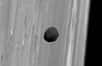 La sonde martienne européenne Mars Express a saisi le passage de Phobos devant la surface martienne, l'occasion de réaliser à quel point cet étrange satellite est sombre.