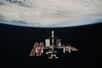 Plus gros objet artificiel en orbite terrestre, avec 110 mètres de longueur et une masse de 400 tonnes, la Station spatiale internationale, ou ISS, s'est construite petit à petit. Le premier élément de ce Meccano géant, le module russe Zarya, a été lancé par une fusée russe Proton en novembre 1998, 14 ans après la décision de la Nasa de lancer le projet. Son histoire est celle d'une épopée spatiale, mais aussi d'une longue collaboration internationale.