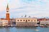 La place Saint-Marc de Venise, en Italie, a été fondée au IXe siècle. Elle est aujourd'hui connue dans le monde entier. Sa célébrité s'explique facilement : elle abrite les plus beaux monuments de la ville et toutes les grandes manifestations vénitiennes s'y déroulent.