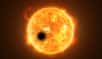 En observant notre Système solaire, les astronomes se sont fait une idée de la manière dont les planètes se forment. Ainsi, pensaient-ils, les planètes géantes doivent s’appuyer sur un cœur solide relativement massif. Pensaient-ils… car des observations réalisées sur une exoplanète baptisée Wasp-107b viennent aujourd’hui remettre cette conclusion en question.