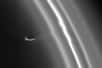 Le discret anneau F de Saturne change en permanence de forme, se hérissant de structures aux aspects les plus variés. Cette activité serait due à des collisions avec des petits corps. Leur observation pourrait nous éclairer sur les processus qui conduisent à la formation planétaire, et même sur la genèse de notre système solaire.