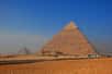 Parmi les vestiges légués par l'histoire, les pyramides d'Égypte constituent les plus monumentaux. Construites à partir de 2.700 avant J.-C., les pyramides et leur forme n'ont cessé d'évoluer pour aboutir aux pyramides à faces lisses. Les plus célèbres sont celles de Gizeh, mais on en dénombre aujourd'hui plus de 90 sur l'ancien territoire des pharaons. Toutes ont été construites pour la même finalité : servir de sépultures aux grands personnages de l'État.