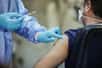 Pour faire face aux incertitudes liées aux mutations du coronavirus, les personnes qui ont reçu le vaccin Pfizer-BioNTech auront « probablement » besoin d'une troisième dose d'ici six mois à un an, puis sans doute d'une piqûre de rappel pour être correctement protégées chaque année.