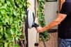 Une entreprise américaine lance une borne de recharge de véhicule électrique solaire. Elle permet de produire de l’énergie pour alimenter une auto, aussi bien qu’une maison ou un réseau électrique.