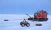 Les dangers en Arctique et en Antarctique peuvent se cacher sous la glace. Un robot nommé Yeti a été développé pour les débusquer, et ainsi sécuriser les explorations scientifiques. Il suit des tracés programmés tout en traînant un radar à pénétration de sol. La position des crevasses est ensuite transmise au convoi.