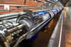 Le Cern utilise un robot pour patrouiller le long du tunnel de 27 kilomètres du LHC, le Grand collisionneur de hadrons. Équipé de multiples capteurs, il inspecte en temps réel l'intégrité structurelle mais aussi la température, la bande passante ainsi que le taux d'oxygène. Une surveillance indispensable au bon fonctionnement de cette installation de pointe.