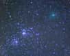 Poursuivant sa course au milieu des constellations boréales, la comète vedette de ce mois d'octobre a croisé sur sa route deux objets astronomiques réputés. L'occasion pour les astrophotographes de réaliser de superbes compositions.