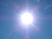 Le Soleil, à notre échelle de temps, envoie des rayons dotés d’une énergie stable tout au long de l’année, bien que celle qui parvient à la Terre varie en fonction de sa position sur son orbite et donc de sa distance au Soleil. En moyenne, la constante solaire est de 1.361 W/m2. © Ukendt dato, Wikipédia, cc by sa 3.0
