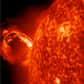 Bien que l’on connaisse beaucoup de choses sur le Soleil (et pour cause, il nous est particulièrement cher), les astronomes cherchent des étoiles analogues pour approfondir leurs connaissances. À l’aide du satellite Corot du Cnes, ils viennent d’en découvrir une très similaire au Soleil, mais plus âgée de deux milliards d’années.
