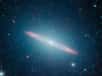 Messier 104, une galaxie classée jusqu'à présent dans la famille des spirales et connue pour être l'un des objets célestes les plus photographiés, vient de montrer un tout autre visage au télescope spatial infrarouge Spitzer.
