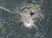 Souvenez-vous, il y a trente et un ans, le stratovolcan mont Saint Helens, situé dans l'État de Washington dans le nord-ouest des États-Unis, entrait en éruption. Celle-ci lui fit perdre 400 mètres en déplaçant 2,3 km3 de matière. C'est grâce au programme Landsat qu'il est possible de voir la reconstitution de la végétation autour du volcan.