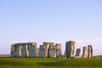 Le site mégalithique de Stonehenge pourrait bien écrire un nouveau chapitre de son histoire. Non loin du célèbre monument, les archéologues ont mis au jour une série de larges puits profonds formant une enceinte autour des deux autres sites du néolithique, Durrington Walls et Woodhenge. Cette structure, préhistorique et unique, démontre une société bien plus sophistiquée qu'il n'y paraissait.