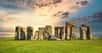 La pierre d’autel, c’est la plus grande du cercle intérieur de Stonehenge. Et des chercheurs suggèrent aujourd’hui qu’elle pourrait avoir été transportée sur des centaines de kilomètres avant d’être posée là. Mais pour quelle raison ?
