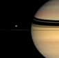 Avec son atmosphère et sa chimie produisant massivement des hydrocarbures, Titan ressemble sans doute à ce que fut la Terre primitive. Roger Raynal, spécialiste de ce satellite de Saturne, nous explique pourquoi on pourrait y trouver quelques clés de l'apparition de la vie sur notre planète.