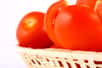 Une étude finlandaise vient d’associer des taux élevés de lycopène, un antioxydant présent dans la tomate, avec une diminution de 55 % des risques de déclenchement d’un AVC. Même s’il est encore trop tôt pour établir un lien de cause à effet, ce travail insiste sur l’importance de manger des fruits et légumes pour rester en bonne santé.