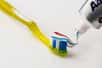 De nombreuses pâtes de dentifrices sont rayées. Mais comment donc ces rayures sont-elles produites ?