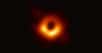  Les succès remportés depuis plus de 50 ans par la théorie de la relativité générale sont un tribut au génie créateur et rebelle d'Albert Einstein. Mais ces succès reposent aussi sur des tests de plus en plus rigoureux et l'un des derniers en date concerne les images que commence à livrer l'Event Horizon Telescope concernant le trou noir supermassif M87*. On commence même à pouvoir en faire des films montrant son activité.