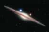 Hubble vient d’apporter une lumière supplémentaire sur la nature du premier trou noir de masse intermédiaire dont l’existence a été établie en 2009. Les astrophysiciens ont détecté un amas de jeunes étoiles bleues en orbite autour de HLX-1. Ils pensent maintenant qu’il s’agit de restes du noyau d’une galaxie naine mise en pièces et avalée par la galaxie ESO 243-49.