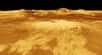 Aujourd’hui aride et brûlante, Vénus possédait pourtant jadis un océan, mais celui-ci s’est évaporé. Paradoxalement, c’est cet océan qui aurait entraîné sa propre disparition en ralentissant la planète avec ses marées. Résultat, Vénus met aujourd’hui 243 jours terrestres à effectuer une rotation sur son axe.