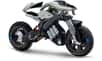 Dotée d’un système de contrôle d’équilibre, la Motoroid de Yamaha est une moto électrique qui tient en équilibre et se pilote toute seule. Ce laboratoire roulant servira à penser la moto de demain qui, nous dit-on, saura comprendre et anticiper.