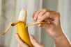 La peau de banane, longtemps considérée comme un déchet, révèle des propriétés nutritionnelles insoupçonnées. Des chercheurs ont découvert qu'elle peut être transformée en farine pour enrichir nos pâtisseries. Cette innovation culinaire promet non seulement de réduire le gaspillage alimentaire, mais aussi d'améliorer notre santé. Que nous réserve cette pelure surprenante ?