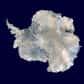 Sous ses glaces éternelles, l’Antarctique cache une topologie très accidentée. Le projet BedMachine a révélé des canyons terrestres qui s’enfoncent à plusieurs kilomètres de profondeur. L’un d’entre eux, sous le glacier Denman, détient le record du point le plus profond du globe. Il descend à plus de 3,5 kilomètres sous le niveau de la mer !