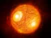 Les étoiles « kaiju » sont des étoiles anormalement brillantes pour leur masse et leur taille. Elles sont rares mais le télescope spatial James-Webb s'est penché sur deux d'entre elles récemment en utilisant l'effet de lentille gravitationnelle. Les observations obtenues réfutent certaines modèles de particules de matière noire en posant des bornes sur les masses des particules de ces modèles.