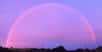 Apercevoir un arc-en-ciel laisse toujours une impression magique, mais encore plus lorsque celui-ci est complètement rose. L'arc-en-ciel rose est un phénomène féérique bien réel qui se produit sous certaines conditions dans l'atmosphère.