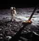 Voici quelques-unes des images les plus fortes et incontournables de la merveilleuse épopée d’Apollo 11. Départ le 16 juillet 1969. Tout au sommet de l’immense Saturn V, monstre de puissance, le commandant de la mission Neil Arsmtrong, Edwin E. « Buzz » Aldrin, pilote du module lunaire et Michael Collins, pilote du module de commande, sont bien installés à bord du vaisseau Apollo. À plus de 380.000 kilomètres de là, la Lune les attend. C’est la première fois que des Terriens vont fouler son sol.Le 20 juillet 1969, après environ 100 heures de voyage, le module lunaire Eagle se détache du vaisseau-mère à bord duquel Michael Collins est resté. Neil Armstrong et Buzz Aldrin sont dorénavant en route vers la mer de la Tranquillité, vaste étendue sombre visible à l’œil nu depuis la Terre et qu’une grande partie du monde scrute avec curiosité et aussi nervosité.Moins de trois heures plus tard, le module lunaire a réussi son atterrissage. Un grand soulagement pour tout le monde. « Houston, ici la base de la Tranquillité » déclare alors Neil Armstrong. Le commandant va se préparer à descendre sur le sol lunaire. Et enfin, après quelques hésitations à poser le pied sur un sol extraterrestre inconnu, il se lance. « C’est un petit pas pour l’Homme et un bond de géant pour l’humanité ». Un grand moment que partagent en même temps, en direct, des millions de téléspectateurs dans le monde entier.Apollo 11 : la vidéo originale de l’alunissage bientôt vendue aux enchères