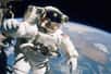 Les deux astronautes de sortie sur l’ISS ont eu un petit coup d’adrénaline supplémentaire il y a quelques jours, lorsqu’elles ont laissé échapper par mégarde une trousse à outils ! Jugé sans risque pour la Station spatiale, l’objet est désormais en orbite autour de la Terre et sa trajectoire peut même être suivie du sol !