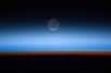 Cette vue photographiée depuis l'ISS met en évidence les différentes couches de l’atmosphère. En orange, la troposphère, la couche la plus basse, est délimitée par la tropopause (en marron). Juste au-dessus, une bande grisée, probablement des nuages, délimite le bas de la stratosphère, qui se prolonge quelques dizaines de kilomètres plus haut. © Nasa Earth Observatory, Flickr, CC by 2.0